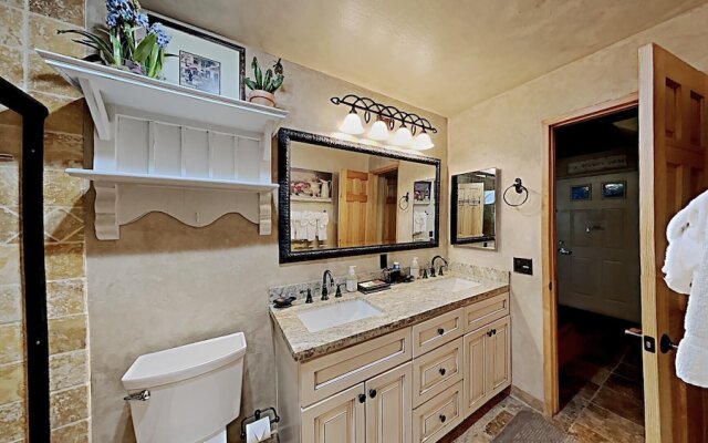 Spacious 2 Bedroom Condo Great For Friends and Families! Free Village Gondola Ride! by RedAwning