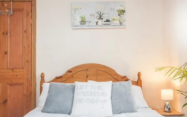 Spacious Victorian 4 bed house near Heath Hospital