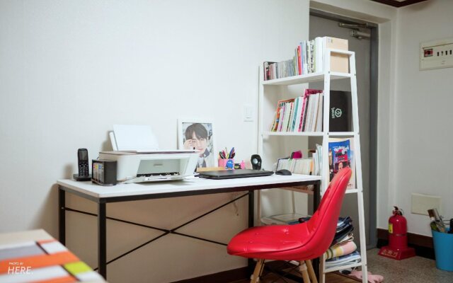 Kpopstarz Guesthouse - Women Only
