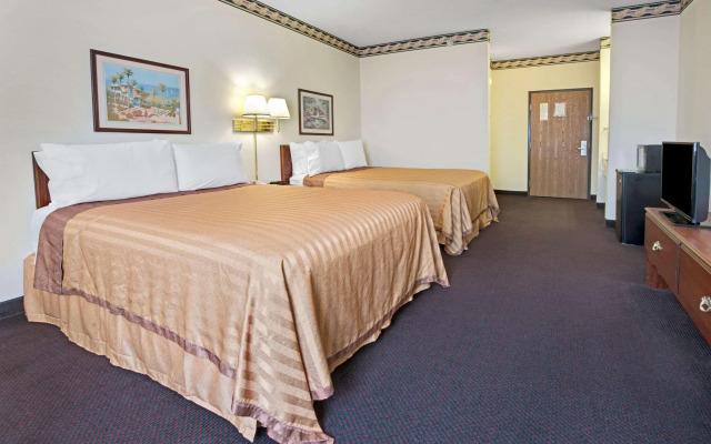 Travelodge by Wyndham St. Louis
