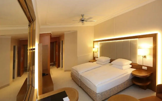 La Strada Hotel