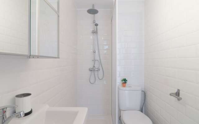 Brrand New 3 Bedroom Apartment By The Center