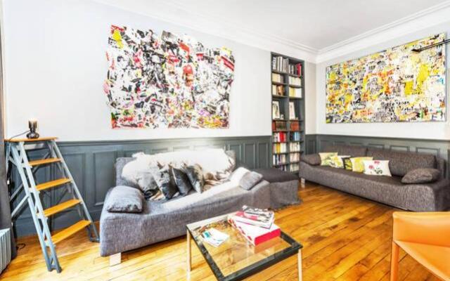 Large & Bright Apartment, Central Paris, Montmartre-Opéra, Picturesque Rue des Martyrs
