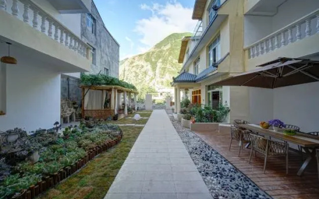 Jiuzaigou Huayujian Homestay