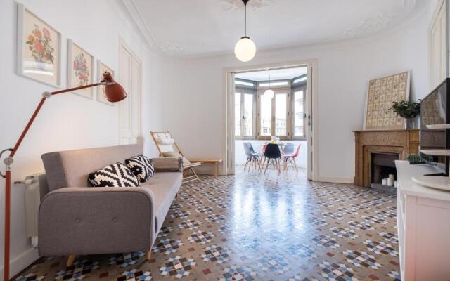 Sunny and Modernist apartment for groups in center