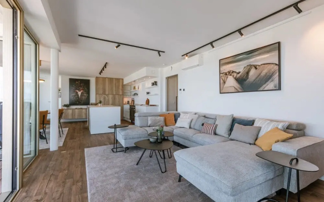 Spacious Apartment With Huge Terrace With sea View