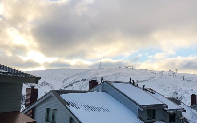 24 Hotham 3 Bedroom Renovated Apartment