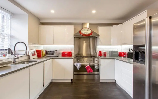 Luxury West End Apt. W/ Private Patio & Parking!