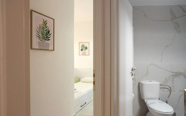 Renovated 2-bedroom Apt Near the Athenian Coast