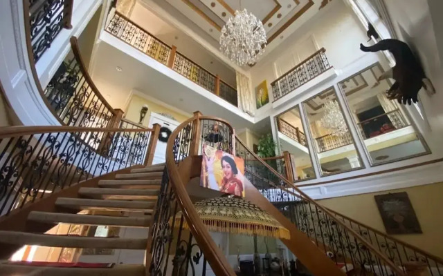 Empress Palace Hotel