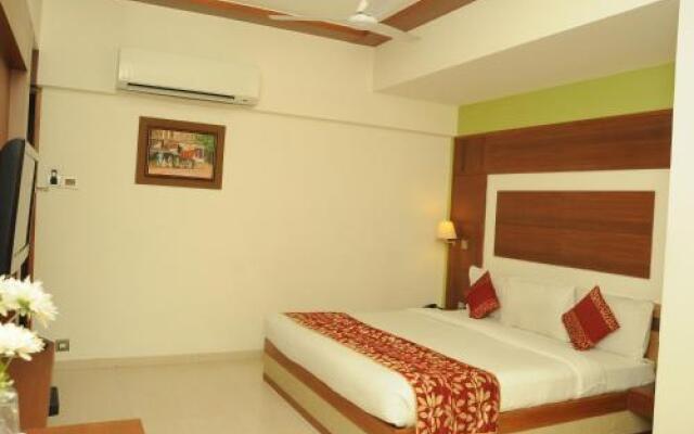 Ponnis Grand Inn