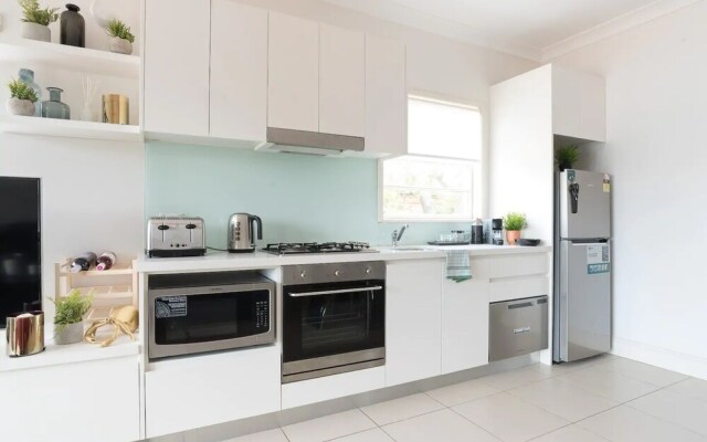 2 Bedroom Home in Kirribilli With a Great View