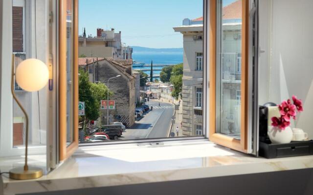 Flos Luxury Rooms