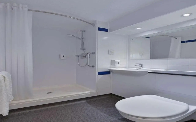 Travelodge Swansea M4