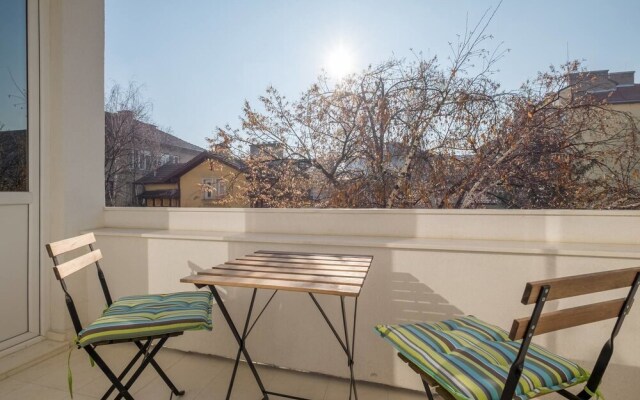 FM Deluxe 2-BDR Apartment with Balcony - Zaimov Park
