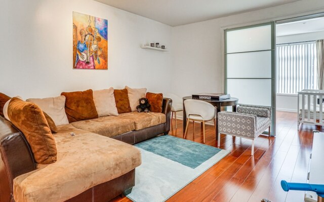 Lovely Linden Apartment - Walk to Train Station!