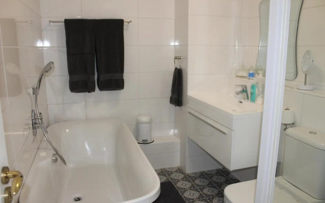 Waterfront, 17 Quay West