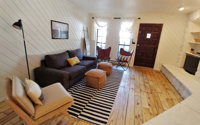 Claim_jumper_townhouse_15