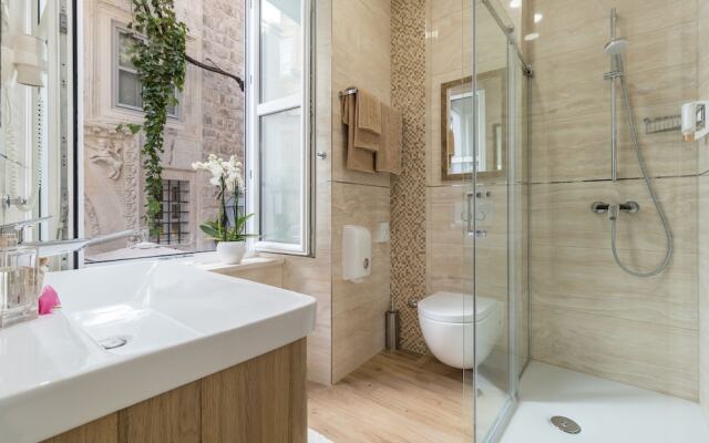 Apartments and rooms Perla