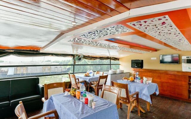 Oyo 24920 Indraprastha Royal Castle Sharing Houseboat