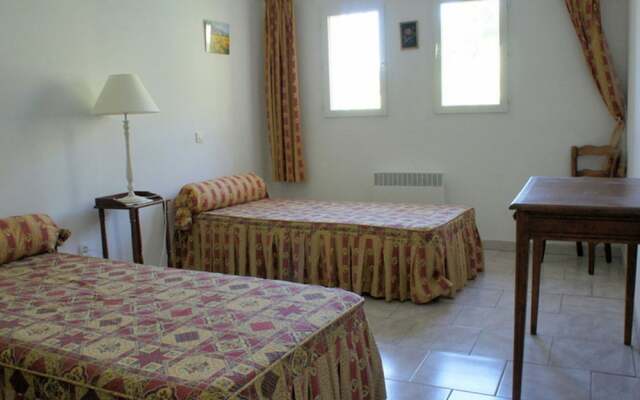 Lovely Holiday Home in Saint-saturnin-lès-apt With Pool