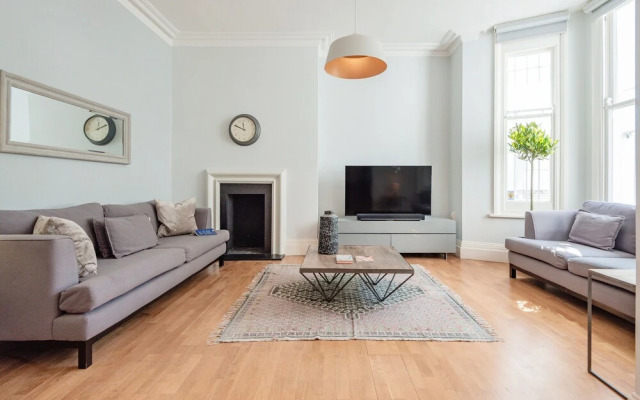 Stunning Home Near Earl's Court by Underthedoormat