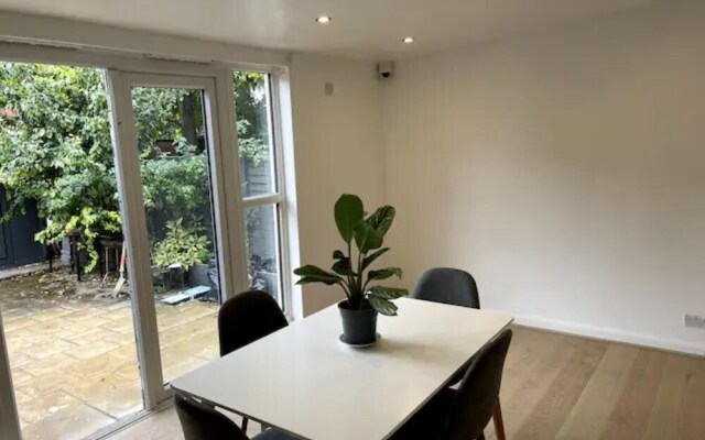 Modern 5 Bedroom Family House - 18 Mins to Station