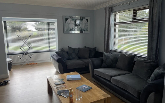 Beautiful 3-bed House in Sunny Killough Down
