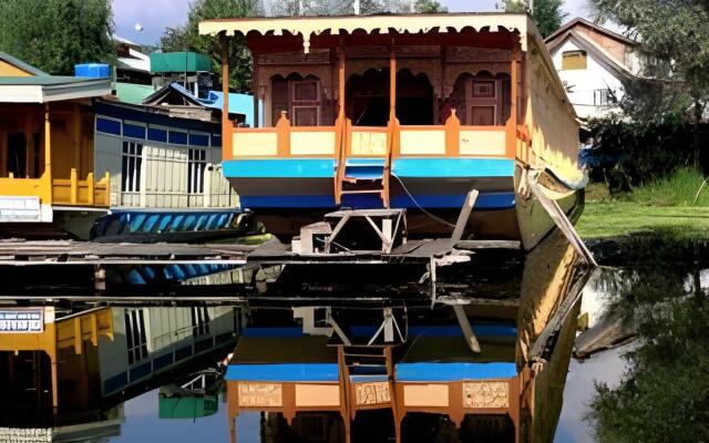New Perfume Garden Group of Houseboat