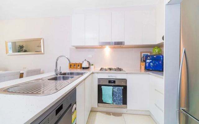 Near Airport & Train Station Stylish Two-Story Apartment