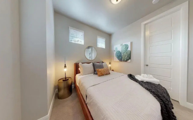 Desert Serenity 4 Bedroom Apts by RedAwning