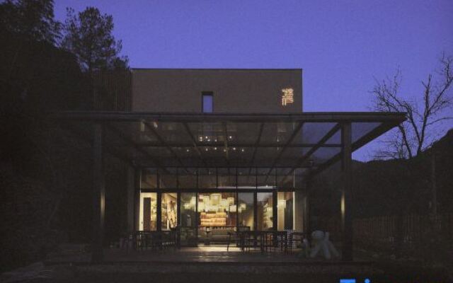 Qianlu Xiangju Hostel