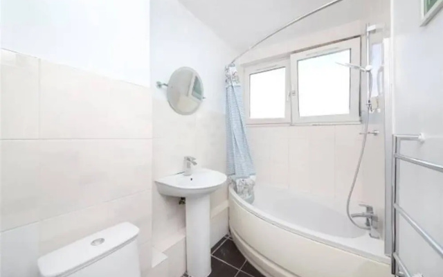 3 Bedroom Hoxton Flat Close to Bustling Shoreditch