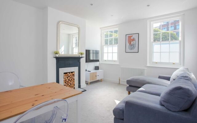 Modern & Spacious 2 Bedroom Flat Near Clapham Common