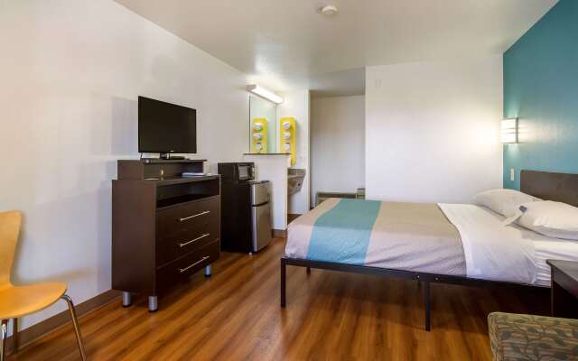 Motel 6 Portland, OR Mall 205