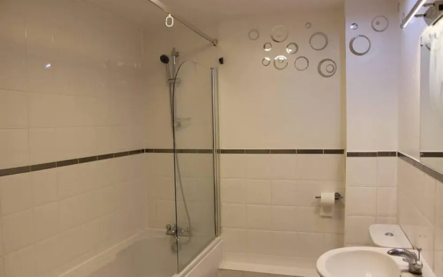 2 Bed Flat - Sleeps 4 - Parking - Wifi