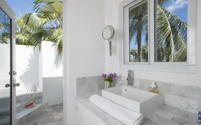 Dream Villa: Private Oasis Above Pink Sand Beach