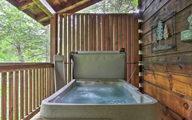 Hot Tub: 'chance for Romance' Gatlinburg Cabin