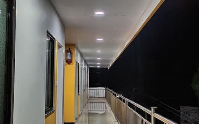 Iroomz Hotel Gananjaya - Hostel