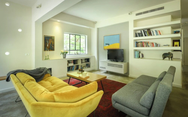 Spacious & Green 3BR Apt w Balcony