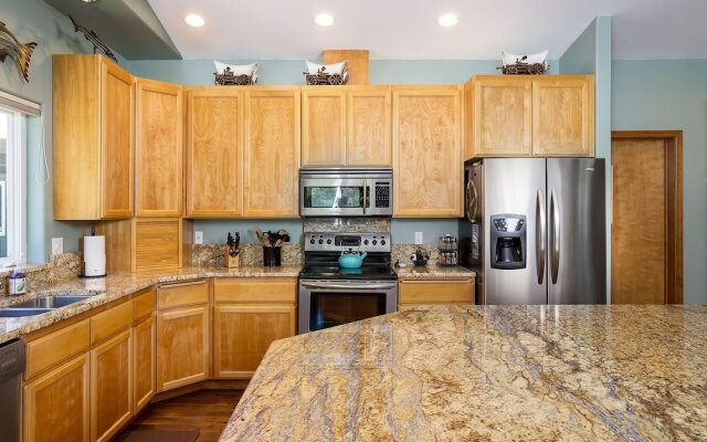 Riffle River Lodge 3 Bedroom Home by NW Comfy Cabins by RedAwning