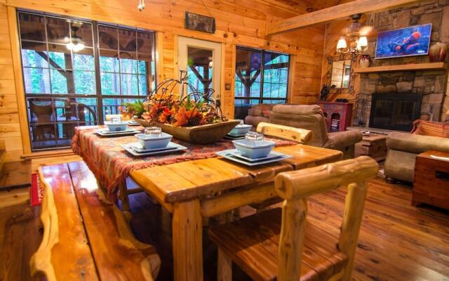 Breathless Cabin Includes Free Wifi, Parking Onsite, Private Hot Tub, and BBQ by Redawning