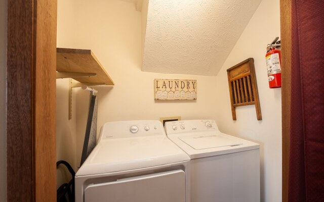 Bearfootin' 3 Bedroom Cabin by RedAwning