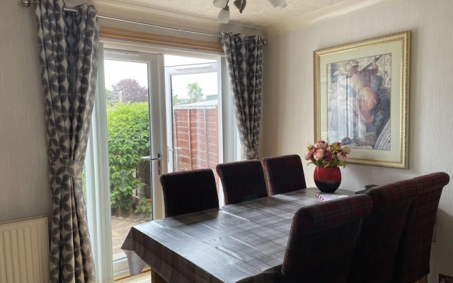 3bed House - Family Friendly - Close To Lochness