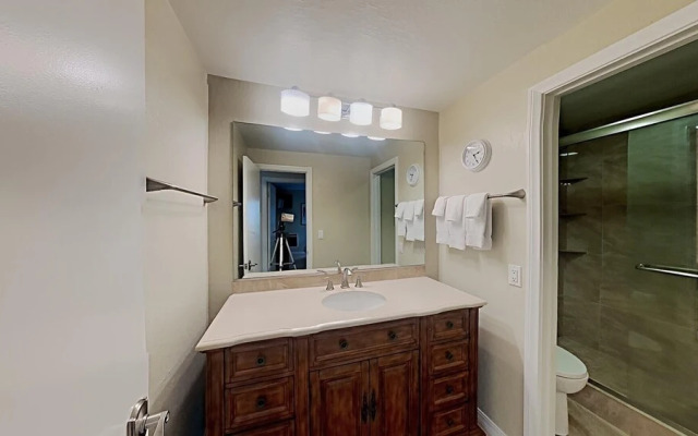 Spacious 3 Bed 3 Bath Condo with 3 Spas and Great View - Just Steps Away from Ski Adventure! by RedAwning