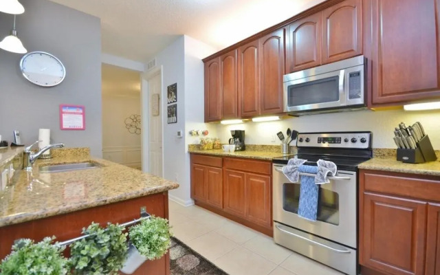 Beautiful Modern Condo, Near Parks-2012