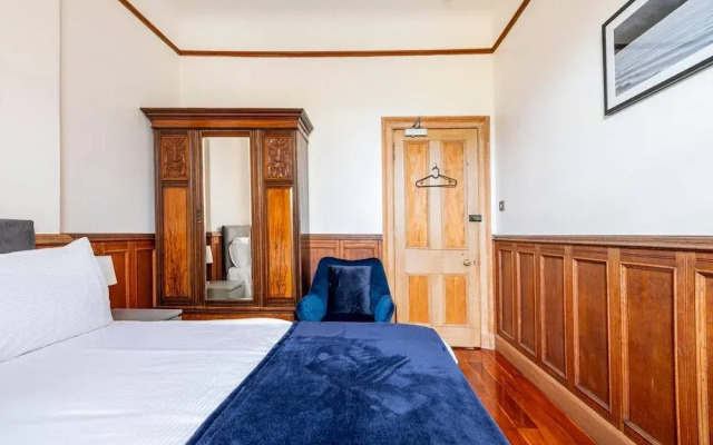 Stunning 5 Bedroom Large Apartment With Parking