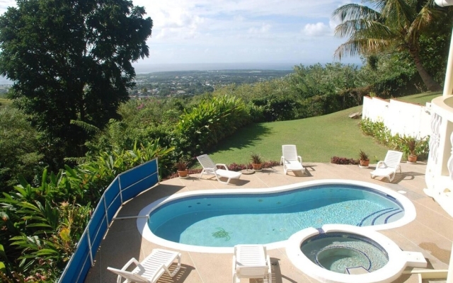 4-bed With En-suite Bathrooms Villa in Bethel