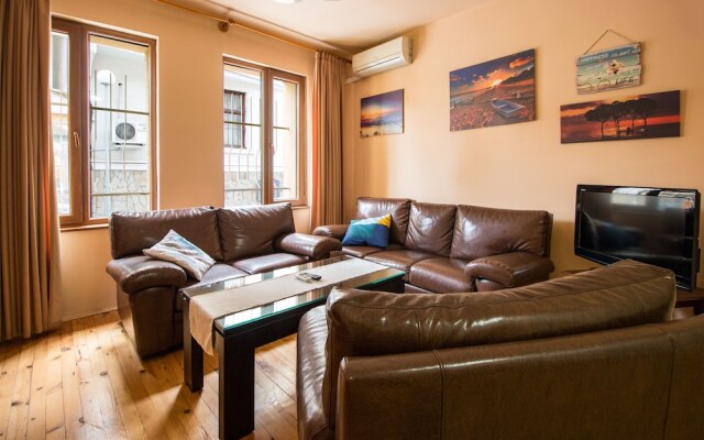 FM Luxury 2-BDR Apartment - Rocky House