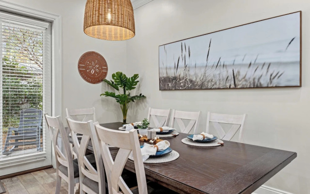 Escape to Sand Dollar Holler: Coastal Retreat, 3 Beds, 2.5 Baths, Sleeps 10!